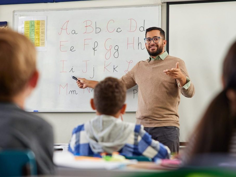 učiteľ a žiaci počas vyučovania