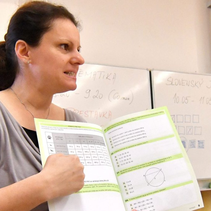 Riešenie nedostatku učiteľov: Má vzniknúť nová pozícia pre bakalárov. Prax láka, poplatok za externé štúdium už nie