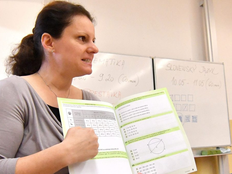 Na snímke učiteľka.