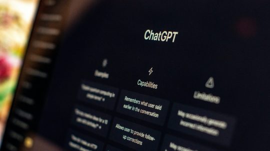 Na snímke je otvorená stránka umelej inteligencie ChatGPT.