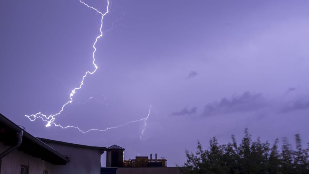 Búrky postupujú západným Slovenskom ďalej na východ: Ľudia hlásia škody aj výpadky prúdu