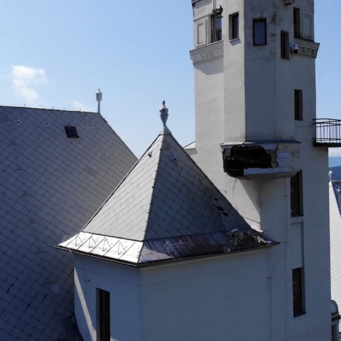 Intenzívny dážď poškodil vežu levočského gymnázia. Obyvatelia by sa oblasti mali vyhýbať