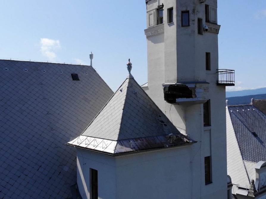 Intenzívny dážď poškodil vežu levočského gymnázia. Obyvatelia by sa oblasti mali vyhýbať
