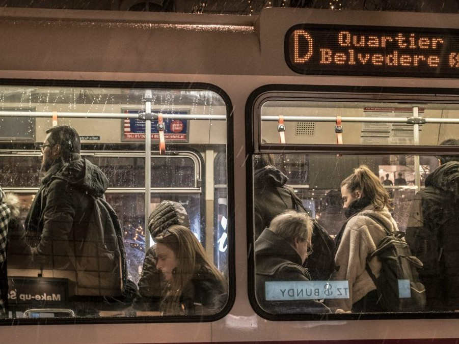 Na snímke sú ľudia v prostriedku MHD vo Viedni.