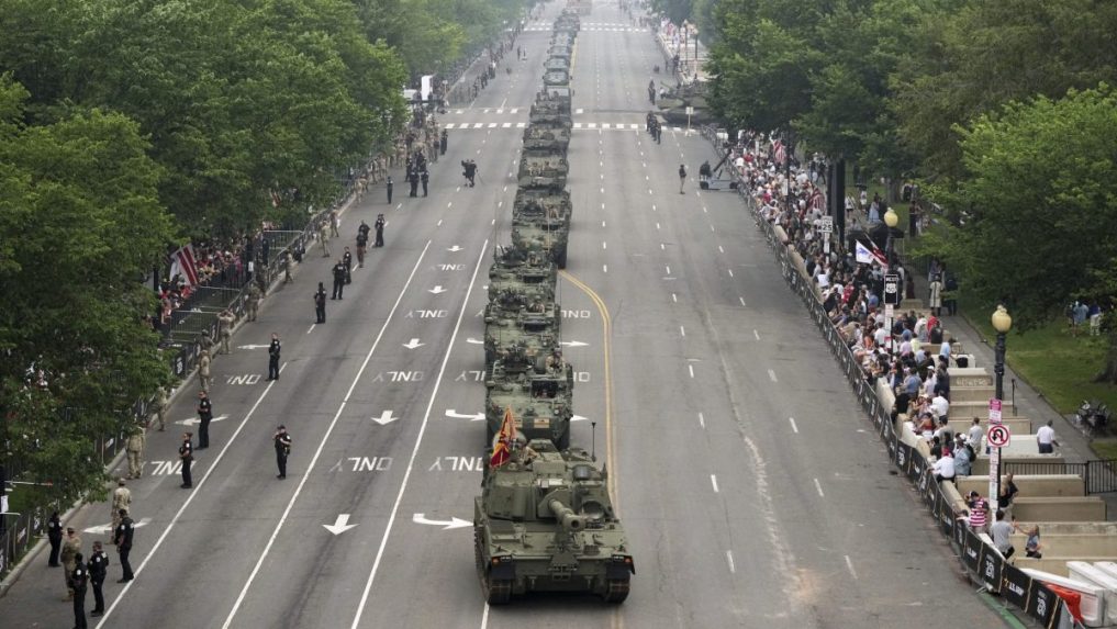 Na Trumpove narodeniny sa vo Washingtone konala veľkolepá vojenská prehliadka. V ďalších mestách sa zasa protestovalo