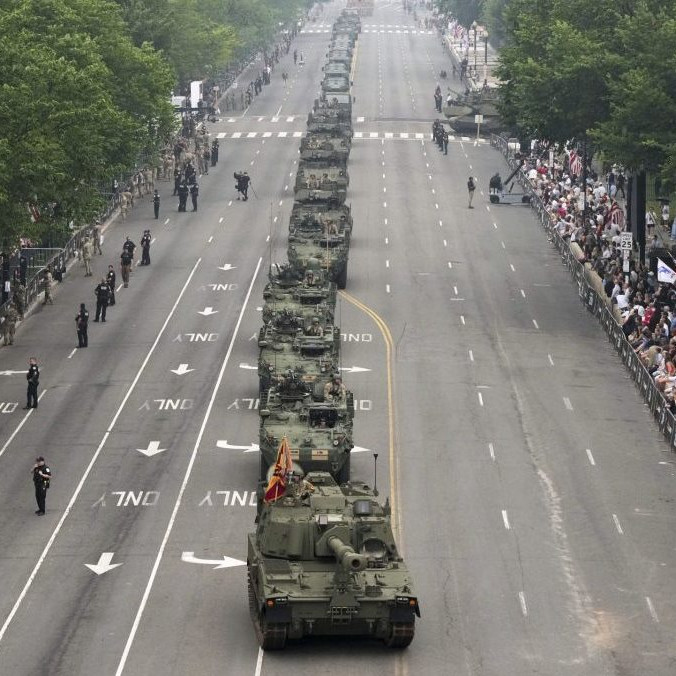 Na Trumpove narodeniny sa vo Washingtone konala veľkolepá vojenská prehliadka. V ďalších mestách sa zasa protestovalo