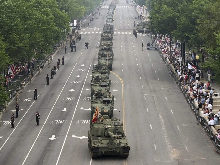 Na Trumpove narodeniny sa vo Washingtone konala veľkolepá vojenská prehliadka. V ďalších mestách sa zasa protestovalo