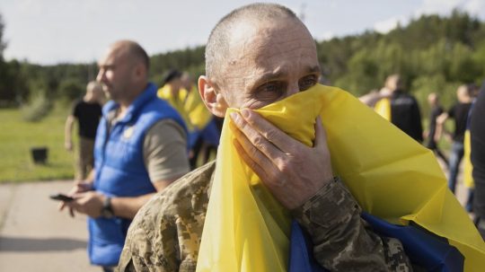 Ukrajinský vojak počas výmeny vojenských väzňov medzi Ruskom a Ukrajinou.
