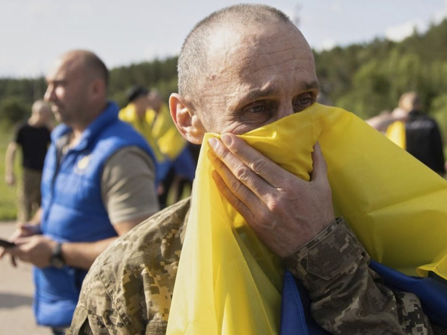 Ukrajinský vojak počas výmeny vojenských väzňov medzi Ruskom a Ukrajinou.