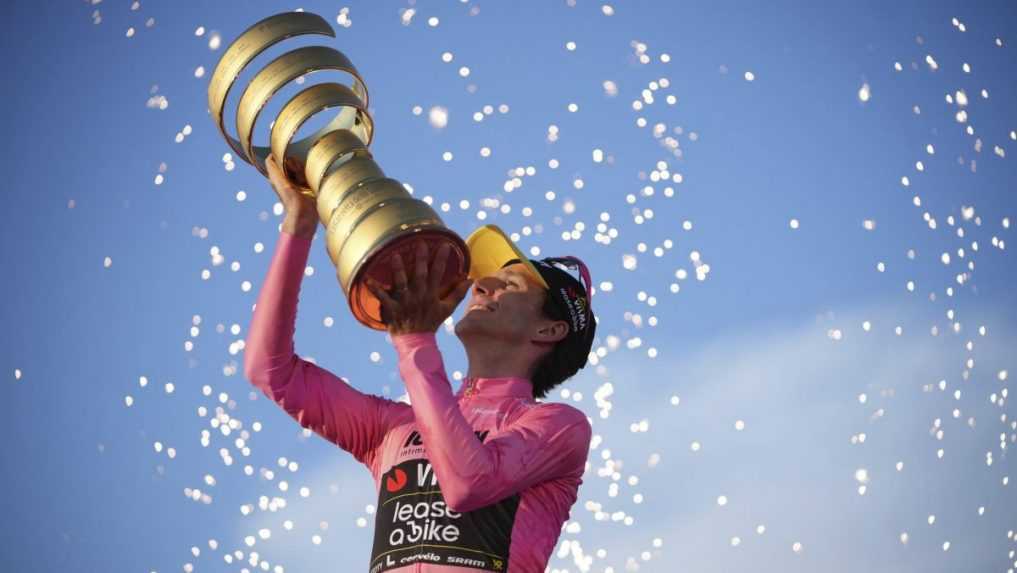 Žiadne etapové víťazstvo, napriek tomu celkový triumf: Giro d’Italia ovládol britský cyklista Simon Yates