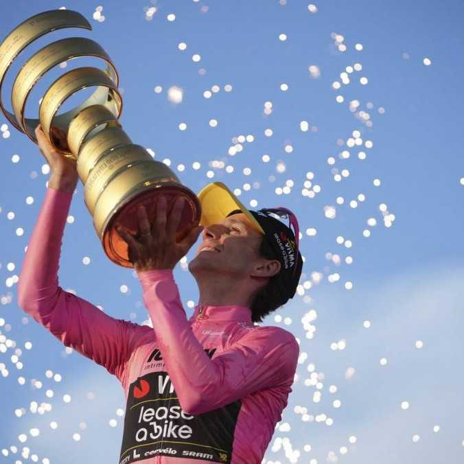 Žiadne etapové víťazstvo, napriek tomu celkový triumf: Giro d’Italia ovládol britský cyklista Simon Yates