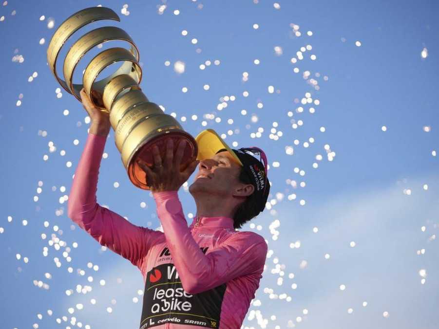 Žiadne etapové víťazstvo, napriek tomu celkový triumf: Giro d’Italia ovládol britský cyklista Simon Yates