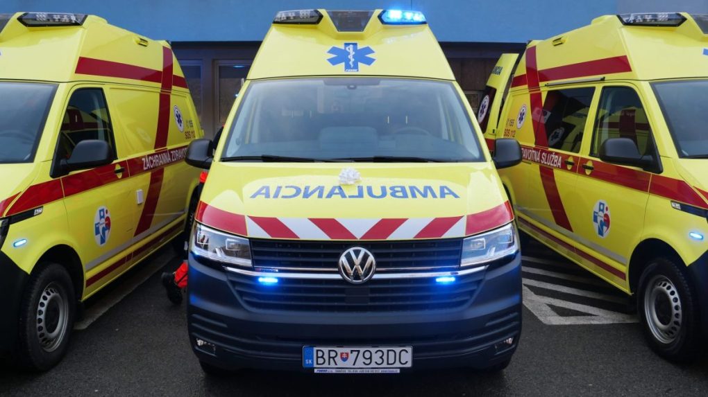 Vodiči nie vždy vedia, ako správne zareagovať pri rýchlom prejazde sanitky. Polícia aj záchranári spustili nový projekt