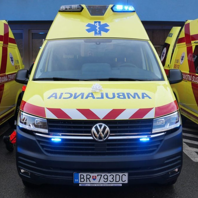 Vodiči nie vždy vedia, ako správne zareagovať pri rýchlom prejazde sanitky. Polícia aj záchranári spustili nový projekt