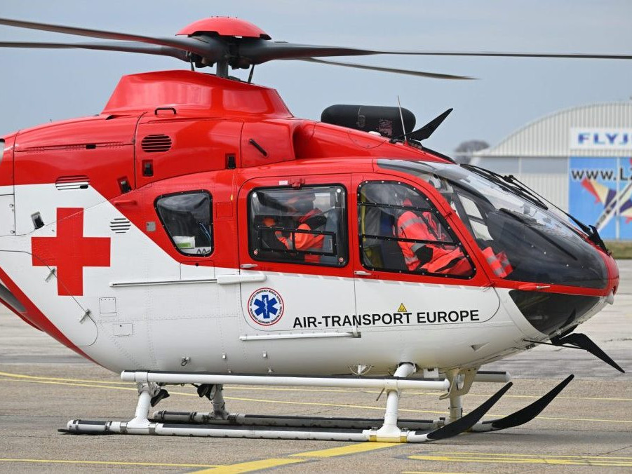 na ilustračnej snímke vrtuľník záchrannej služby.