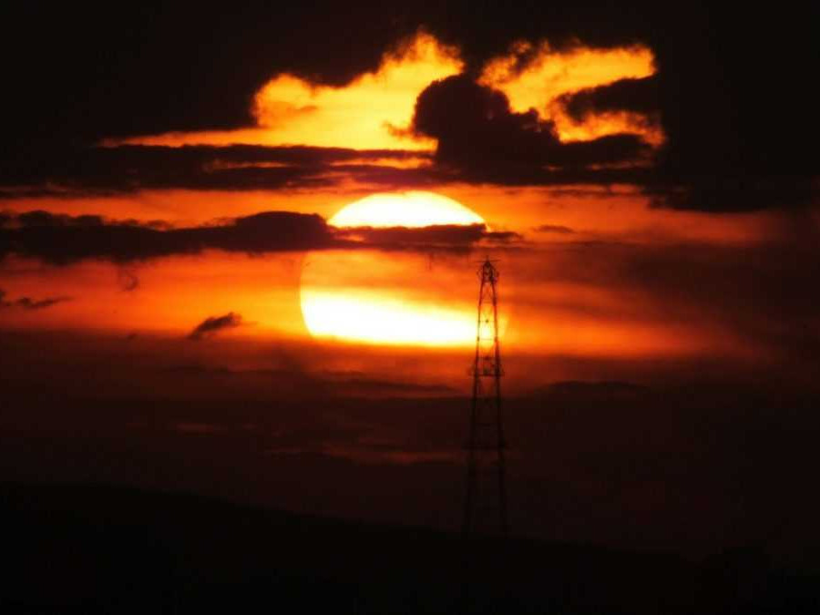 Silueta konštrukcie a západ slnka.