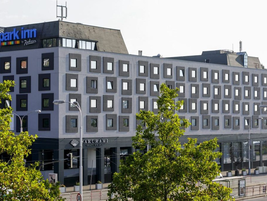 Obnovená strana fasády hotela Park Inn by Radisson Danube Bratislava.