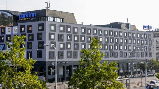 Obnovená strana fasády hotela Park Inn by Radisson Danube Bratislava.