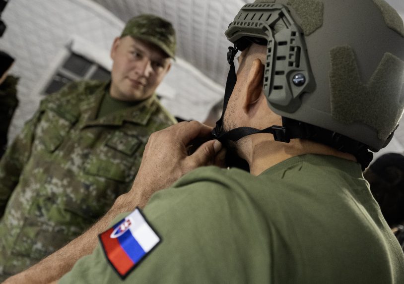 FOTO: Účastníci pilotného výcviku vrátane prezidenta a ministra zložili prísahu. Ešte nás čaká to najťažšie, avizuje Pellegrini