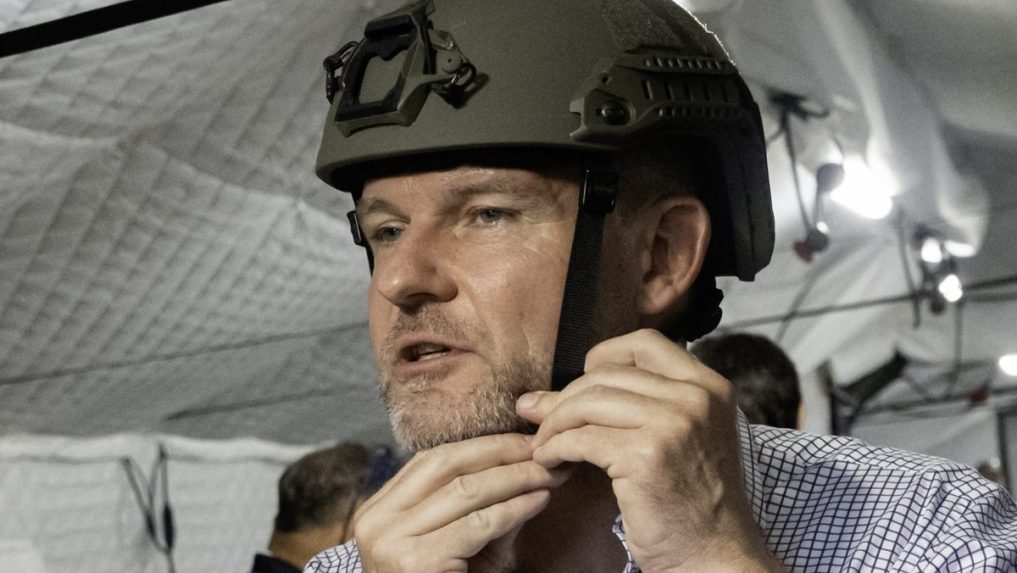 Prezident Pellegrini vstupuje do armádnych záloh. Dva týždne bude s dobrovoľníkmi cvičiť aj A. Végh či R. Glück