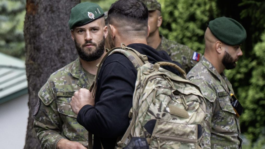 Prezident Pellegrini vstupuje do armádnych záloh. Dva týždne bude s dobrovoľníkmi cvičiť aj A. Végh či R. Glück