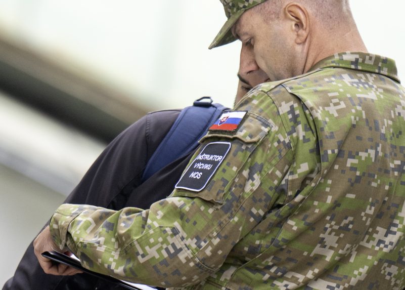 FOTO: Účastníci pilotného výcviku vrátane prezidenta a ministra zložili prísahu. Ešte nás čaká to najťažšie, avizuje Pellegrini