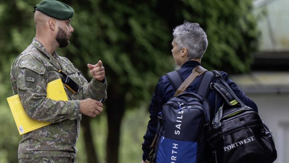Prezident Pellegrini vstupuje do armádnych záloh. Dva týždne bude s dobrovoľníkmi cvičiť aj A. Végh či R. Glück