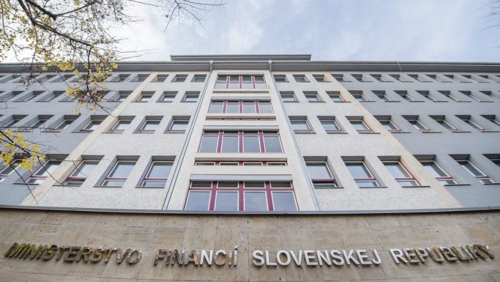 Vyššie príjmy ale aj rast výdavkov: Hospodárenie štátu sa v prvom polroku medziročne zlepšilo, hlási rezort financií