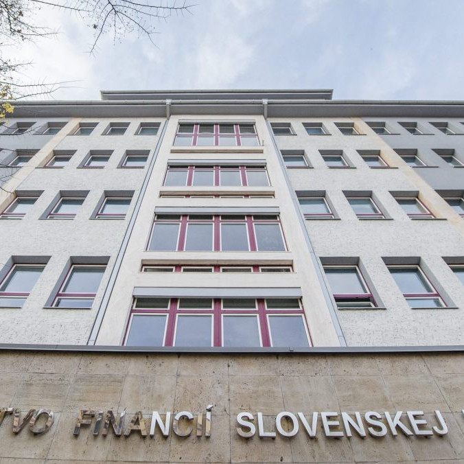 Vyššie príjmy ale aj rast výdavkov: Hospodárenie štátu sa v prvom polroku medziročne zlepšilo, hlási rezort financií