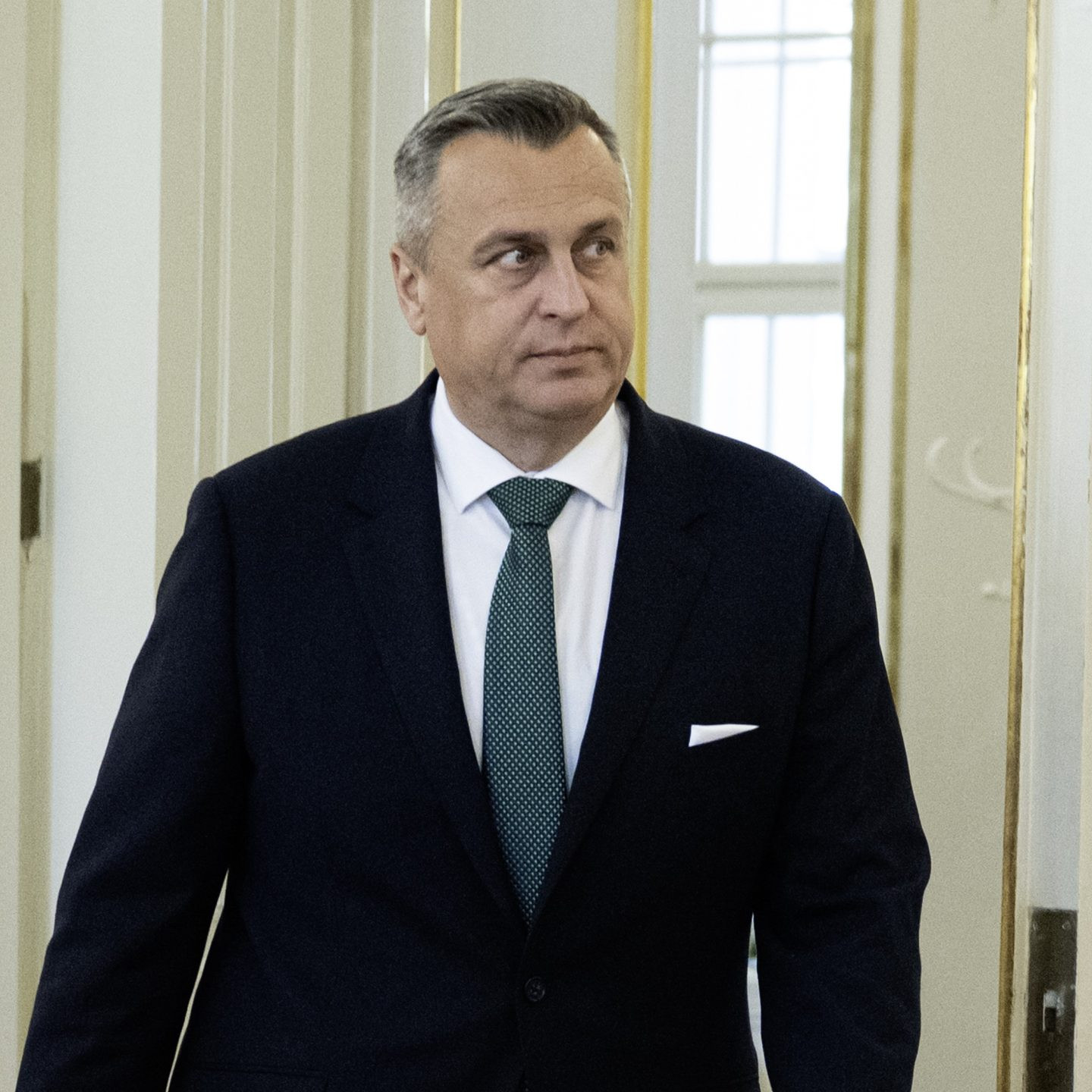SNS chce prezidentovi znížiť plat o polovicu. Najviac by mal zarábať premiér, tvrdia národniari