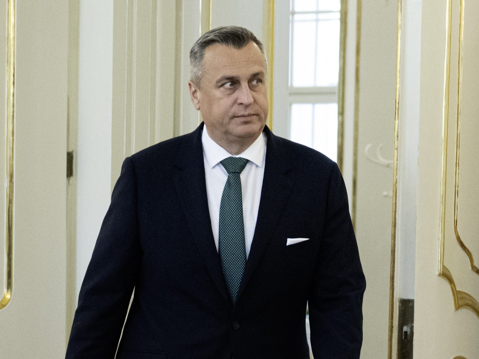 SNS chce prezidentovi znížiť plat o polovicu. Najviac by mal zarábať premiér, tvrdia národniari