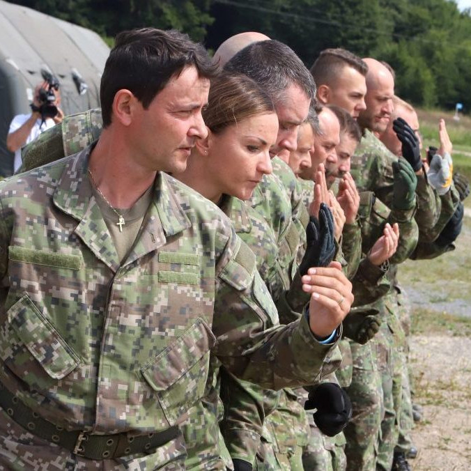 Na snímke príslušníci Ozbrojených síl SR počas výcviku potlačenia davu.