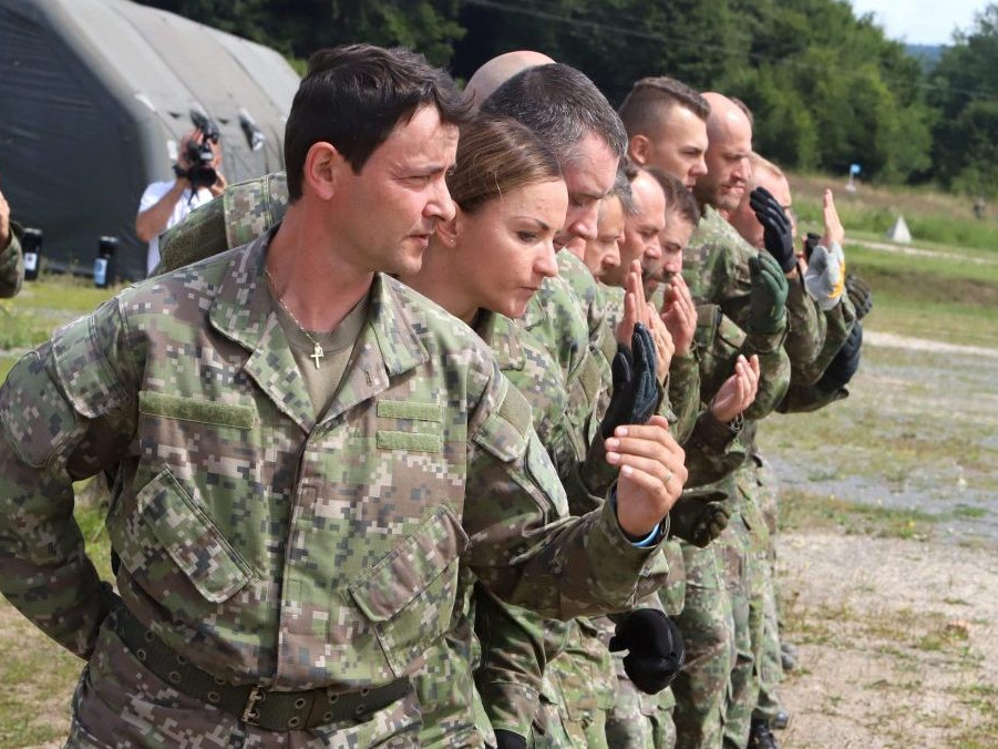 Na snímke príslušníci Ozbrojených síl SR počas výcviku potlačenia davu.