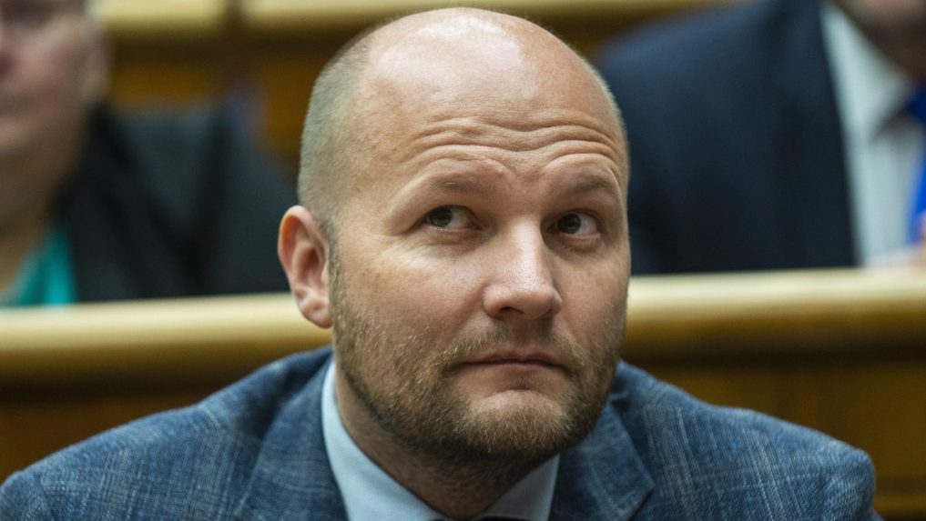 Exminister J. Naď vypovedal na polícii v kauze darovania munície Ukrajine. Vyšetrovanie považuje za politickú objednávku