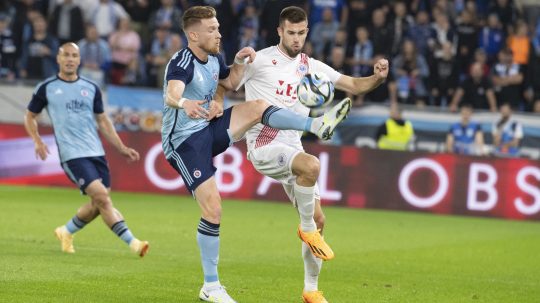 Na snímke zľava Lucas Lovat (ŠK Slovan) a Mario Čuže (Zrinjski) bojujú o loptu v odvetnom zápase 2. predkola Ligy majstrov ŠK Slovan Bratislava - HŠK Zrinjski Mostar v Bratislave v utorok 1. augusta 2023.