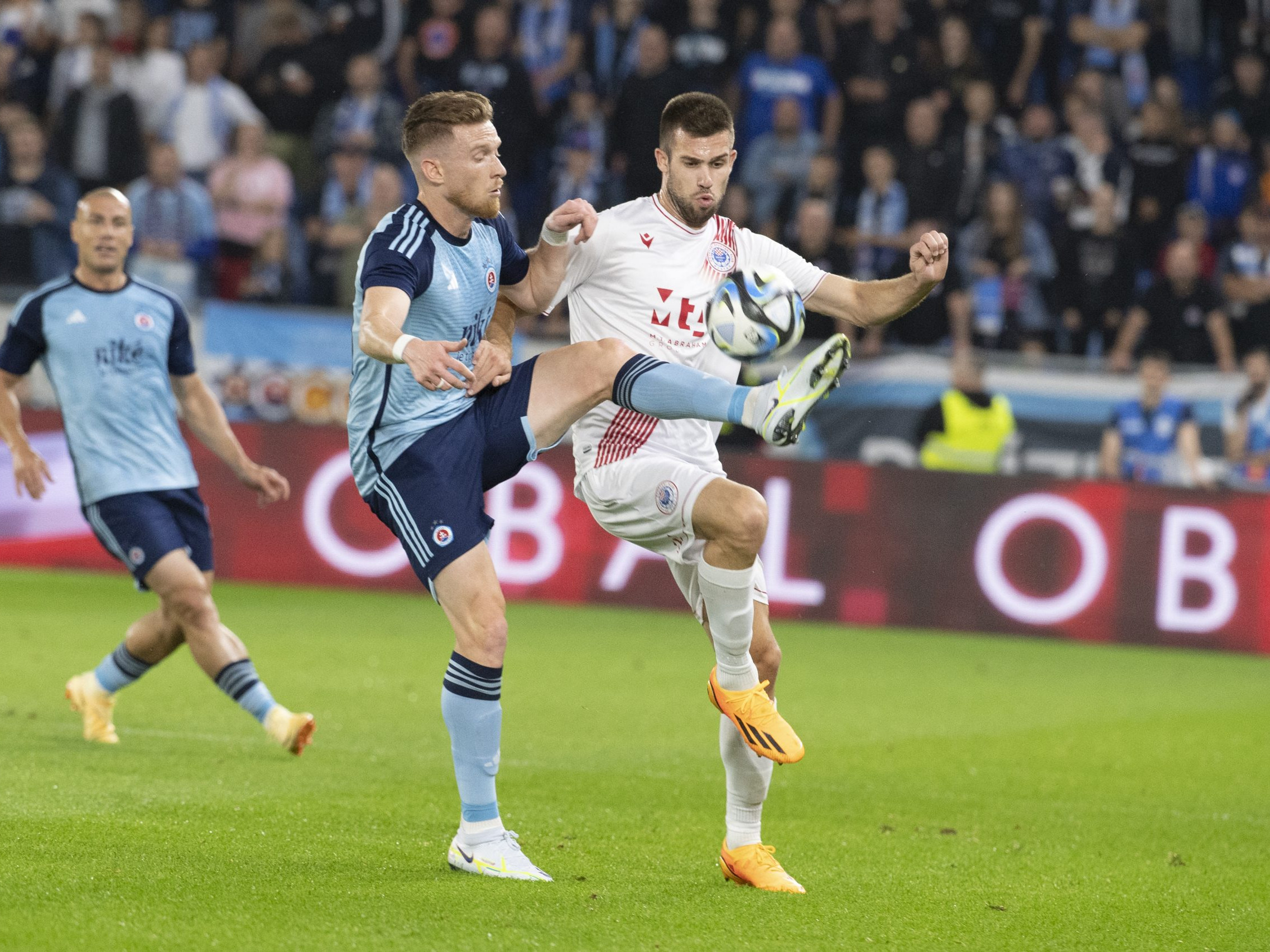 Na snímke zľava Lucas Lovat (ŠK Slovan) a Mario Čuže (Zrinjski) bojujú o loptu v odvetnom zápase 2. predkola Ligy majstrov ŠK Slovan Bratislava - HŠK Zrinjski Mostar v Bratislave v utorok 1. augusta 2023.
