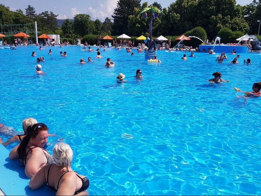 Ilustračná snímka - návštevníci kúpaliska Vadaš v Štúrove.