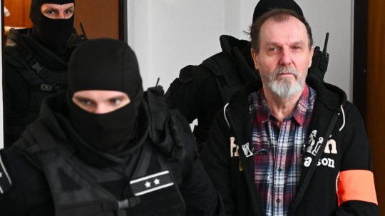 Juraj Cintula vlani vážne postrelil premiéra Roberta Fica na výjazdovom rokovaní vlády v Handlovej.