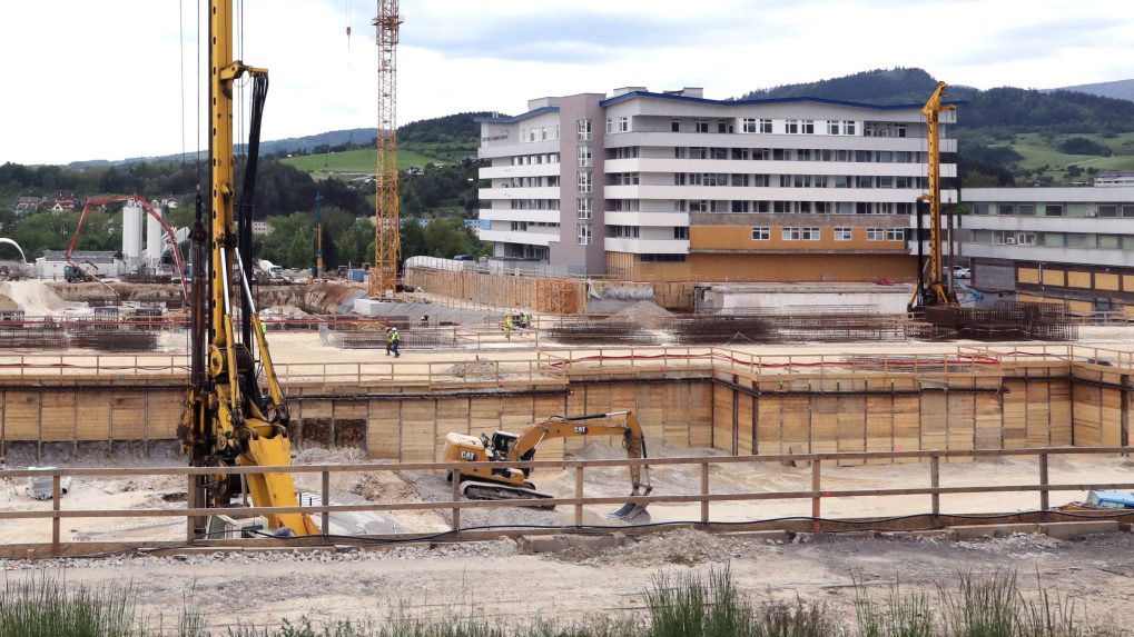 EK má podľa opozície pochybnosti, či Slovensko dokáže včas dokončiť rozostavané nemocnice. Minister Šaško hovorí o šírení paniky