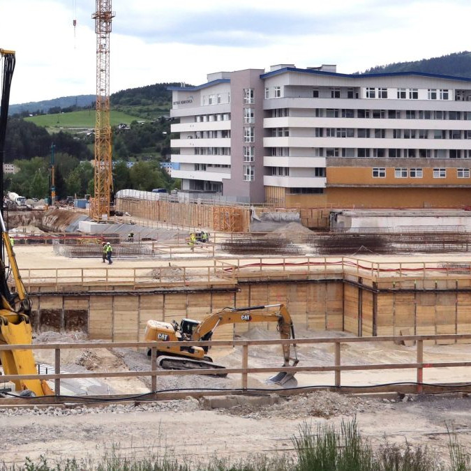 EK má podľa opozície pochybnosti, či Slovensko dokáže včas dokončiť rozostavané nemocnice. Minister Šaško hovorí o šírení paniky