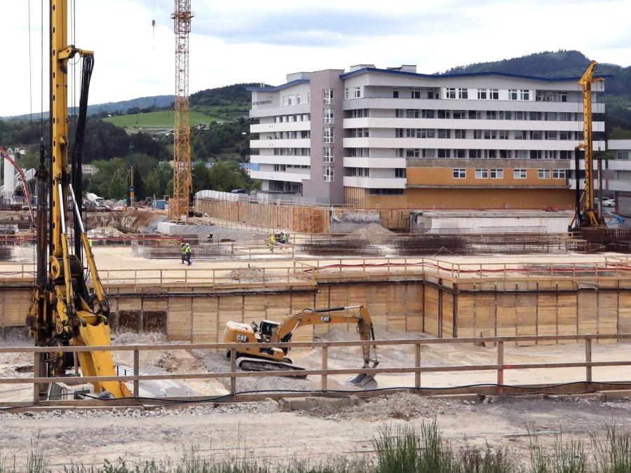 stavba nemocnice v Banskej Bystrici