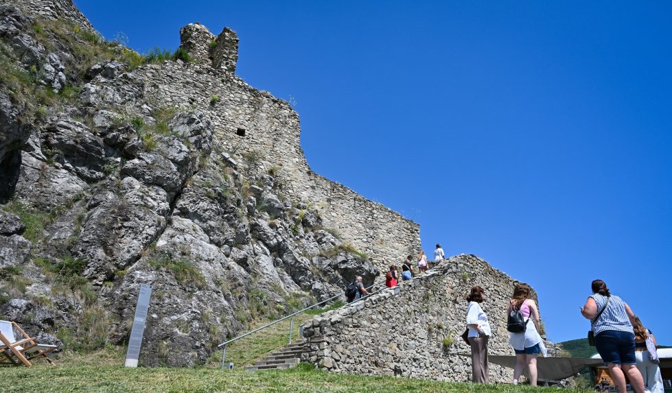 Stredoveké remeslá, hlaholika, šerm aj koncerty: Na Devíne sa konajú celonárodné oslavy sviatku Cyrila a Metoda