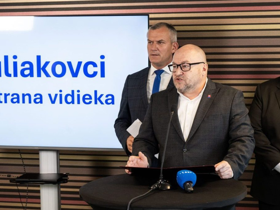 Nezávislí poslanci NR SR Roman Malatinec, minister cestovného ruchu a športu SR Rudolf Huliak a Pavol Ľupták.