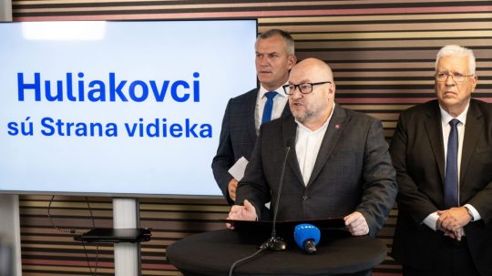 Nezávislí poslanci NR SR Roman Malatinec, minister cestovného ruchu a športu SR Rudolf Huliak a Pavol Ľupták.