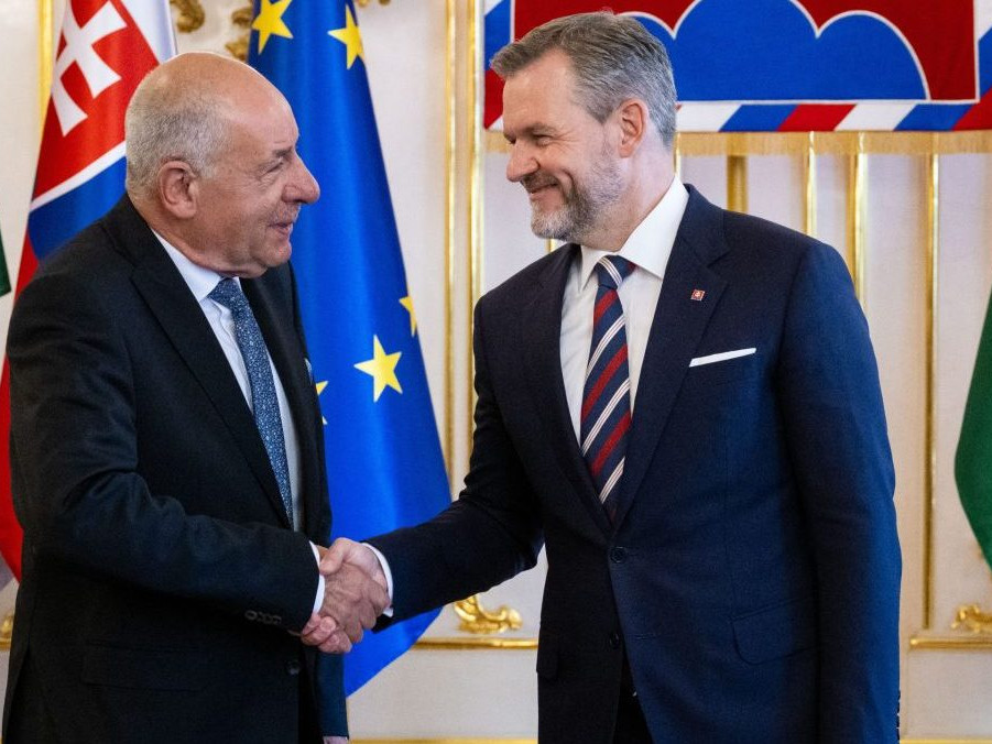 Zľava maďarský prezident Tamás Sulyok a prezident SR Peter Pellegrini.