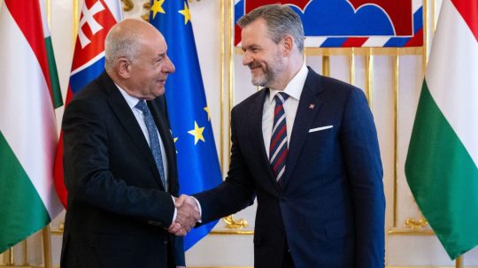 Zľava maďarský prezident Tamás Sulyok a prezident SR Peter Pellegrini.