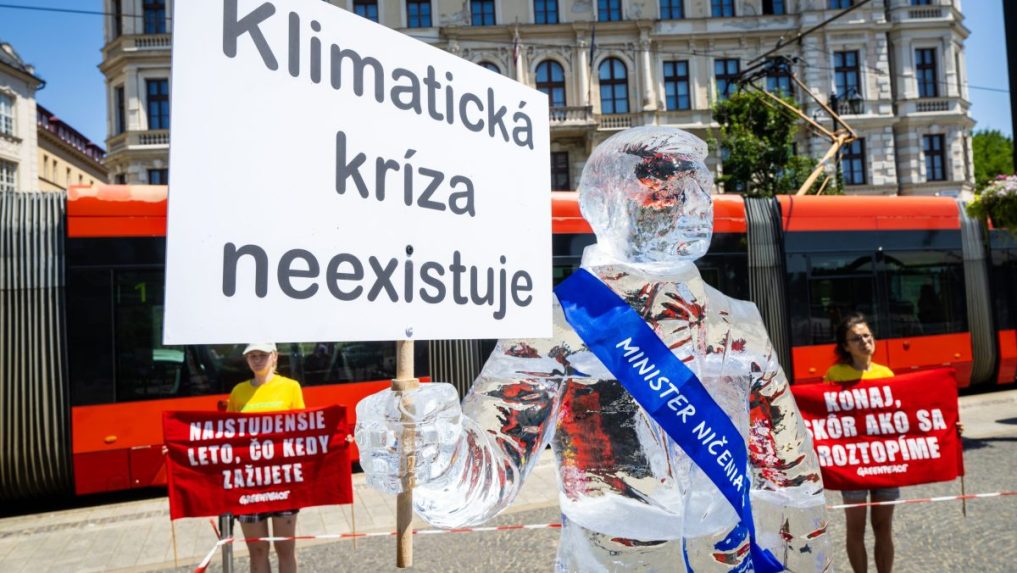 Topiaca sa ľadová socha Tomáša Taraba pred ministerstvom životného prostredia.