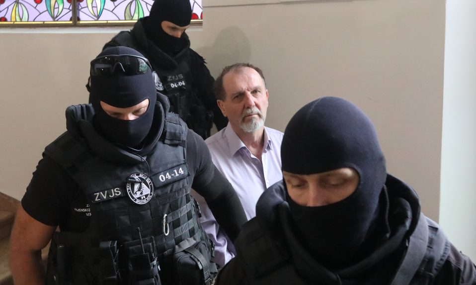Juraj Cintula v sprievode príslušníkov Zboru väzenskej a justičnej stráže.