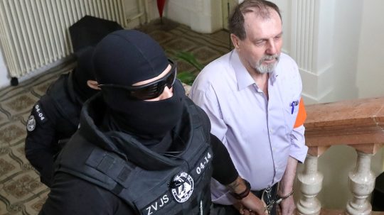 Juraj Cintula v sprievode príslušníkov Zboru väzenskej a justičnej stráže.