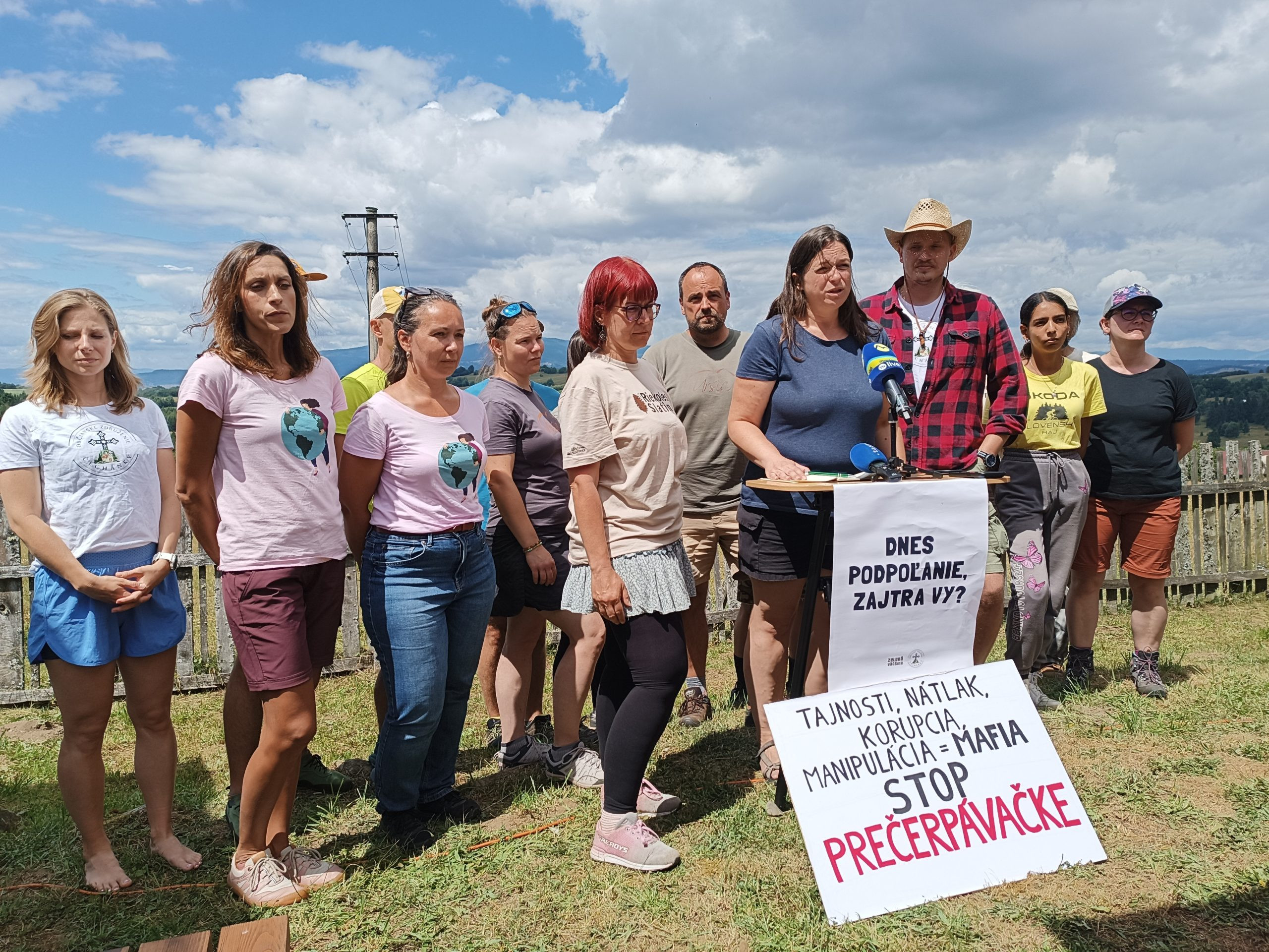 Pochod proti vodnej elektrárni Málinec: Po vyše 40 kilometroch prišlo do cieľa 70 ľudí